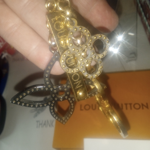 Louis Vuitton key chain - Picture 2 of 3